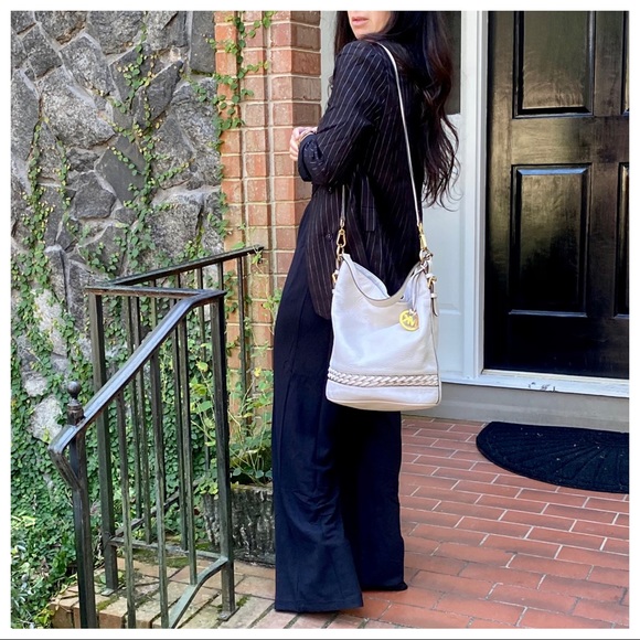 Fabulous Micheal Kors Leather chic Bucket Bag - Picture 5 of 9